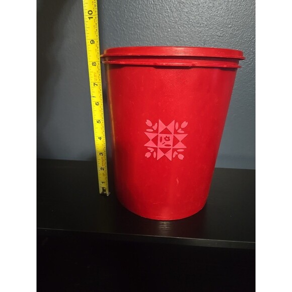 Vintage-Tupperware Servalier 811-13 “Red Canister Tulip Quilt Design” - Picture 6 of 6